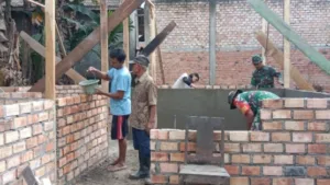 Kebersamaan dalam Aksi, Satgas TMMD dan Warga Bangun Rumah Nenek Komsiah