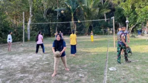 Olahraga Bersama Personil Satgas TMMD ke-121 dan Warga Desa Sukamaju