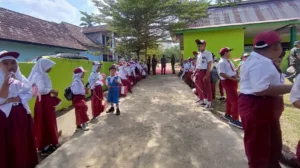 Antusiasme Siswa SDN 159 Menyambut Tim Pengawas TMMD ke-121 di Muaro Jambi