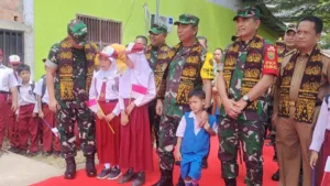 Antusiasme Anak-Anak Menyambut Tim Wasev TMMD di Desa Suka Maju