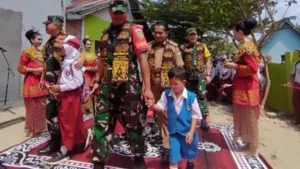 Anak-anak Menyambut Hangat Perwira TNI dalam Kunjungan TMMD ke-121 di Desa Sukamaju