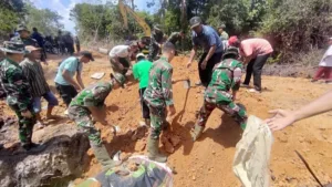 Semangat Gotong Royong Dalam Kebersamaan Warga Sukamaju dan Satgas TMMD