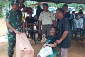 Cinta dan Kepedulian TNI: Mayjen TNI Johanis Payung Serahkan Kursi Roda untuk Yazdan Afdholy