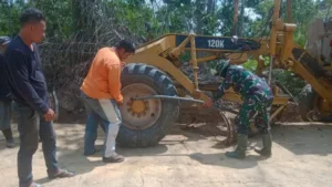Satgas TMMD ke-121 Kodim 0415/Jambi Bantu Perbaiki Alat Berat di Desa Suka Maju