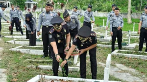 Tidak Melupakan Jasa Pahlawan, Imigrasi Kerinci Bersama Rutan Sungai Penuh Lakukan Ziarah dan Tabur Bunga