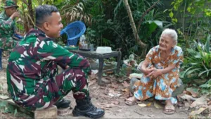 Di Balik Bata dan Semen: Kisah Persahabatan Anggota Satgas dan Mbah Komsiah