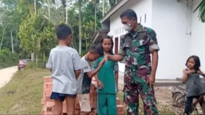 Kedekatan Satgas TMMD ke 121 Kodim 0415/Jambi dengan Anak-Anak Desa Sukamaju