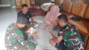 Kehangatan dan Keakraban Personil Satgas TMMD ke-121 dengan Orang Tua Asuh