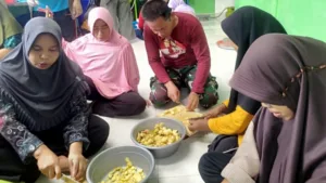 Kehangatan di Tengah Pembangunan: Satgas TMMD ke-121 Kodim 0415/Jambi Bantu UMKM di Desa Sukamaju