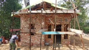 Progres Rehabilitasi Rumah Nenek Ngatini oleh Satgas TMMD ke-121 Capai Tahap Pelapisan Dinding dan Persiapan Atap
