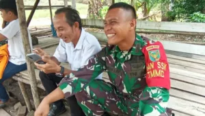 Keakraban Satgas TMMD ke-121 Kodim 0415/Jambi dan Warga Desa Sukamaju di Tengah Teriknya Matahari
