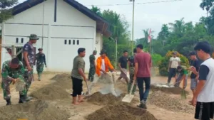 TNI dan Mahasiswa Bangun Lapangan Bulutangkis di Desa Sukamaju melalui Program TMMD