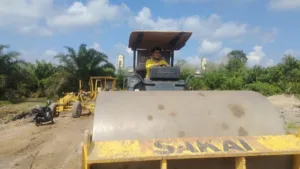 Yonatan dan TNI: Harmoni Disiplin dan Keceriaan dalam Membangun Desa Melalui TMMD