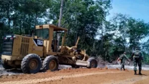 Satgas TMMD dan Warga Bahu Membahu Timbun Jalan Baru di Desa Sukamaju