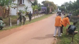 Semarak Kemerdekaan: Satgas TMMD ke-121 Bersama Masyarakat dan Mahasiswa Unja Hiasi Desa dengan Merah Putih