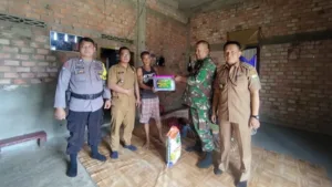 Satgas TMMD ke-121 Dampingi Pembagian Bantuan Beras di Desa Sukamaju