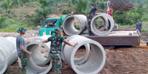 Kekompakan TNI dan Masyarakat dalam Pemindahan Gorong-gorong di TMMD Kodim Jambi