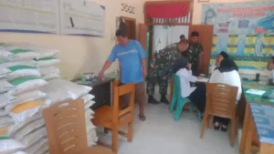 Satgas TMMD ke-121 Salurkan Bantuan Beras untuk Masyarakat Desa Sukamaju