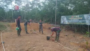Kebersamaan Satgas TMMD dan Warga Desa Sukamaju dalam Menjaga Lingkungan