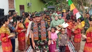 Kedatangan Danrem 042/Gapu Disambut Antusias Oleh Siswa dan Warga Pada Penutupan TMMD di Desa Sukamaju