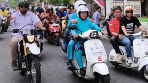 Dengan Bermotor, Al Haris-Sani Diiringi Ribuan Simpatisan Daftar ke KPU