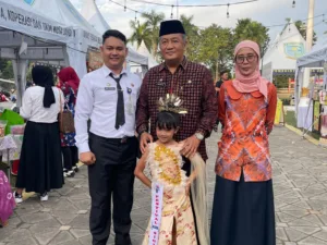 Sekda dan Kepala Disparbud Kota Jambi Kunjungi Pameran dan UMKM Festival Keris Siginjai