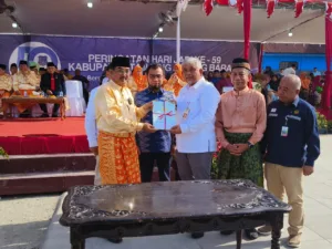 Hari Jadi Tanjab Barat ke-59, SKK Migas-PetroChina Serahkan Bantuan Pembangunan Infrastruktur dan Beasiswa Pendidikan