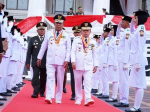 Hadiri Upacara Penurunan Bendera, Gubernur Tegaskan Bangun Bangsa Dengan Persatuan