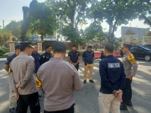 Arahan AKBP Wiranto Dinata S.Ag kepada Personel Satgas Humas di Lapangan Hitam Mapolda Jambi untuk Mendukung Operasi Mantap Praja 2024