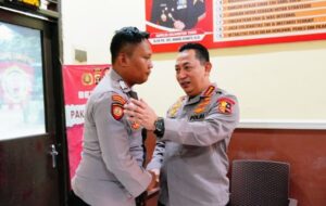 Temui Personel yang Jadi Penggali Kubur, Kapolri: Terus Menjadi Polisi Baik untuk Masyarakat