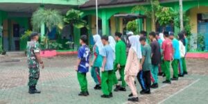 Latihan Baris-Berbaris Bentukan Karakter Siswa SMP Muhammadiyah 1 Kota Jambi Bersama Babinsa Kelurahan Beringin