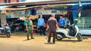 Babinsa dan Aparat Kelurahan Beliung Lakukan Penertiban Pedagang untuk Kurangi Kemacetan