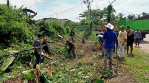 Babinsa Ajak Warga Talang Bakung Gotong Royong Bersihkan Lingkungan