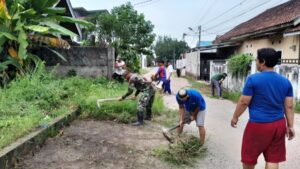 Babinsa Pakuan Baru Ajak Warga RT 17 Gotong Royong Bersihkan Lingkungan