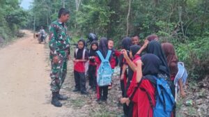 Babinsa Bangun Kedekatan dengan Anak-Anak melalui Komunikasi dan Permainan Edukatif