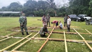 Puluhan Prajurit TNI dan Warga Gotong Royong Bersihkan Lapangan Jelang TMMD ke-123 di Tebo