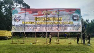 Banner Raksasa TMMD ke-123 Kodim 0416/Bute Terbentang di Tebo, Menyambut Semangat Kebersamaan dalam Pembangunan Desa