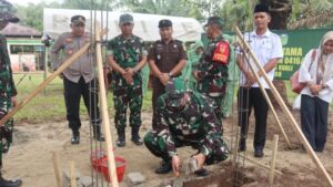 Sekda Tebo Letakkan Batu Pertama Tugu TMMD Ke-123 di Desa Teluk Kuali
