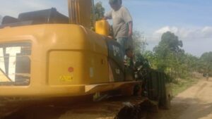 Anggota Satgas TMMD Ke-123 Kodim 0416/Bute Bantu Operator Alat Berat di Desa Malako Intan
