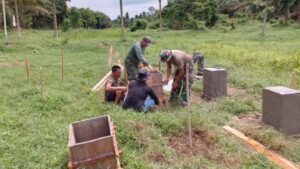 Satgas TMMD Ke-123 Bangun Kandang Kambing untuk Dukung Ketahanan Pangan di Teluk Kuali