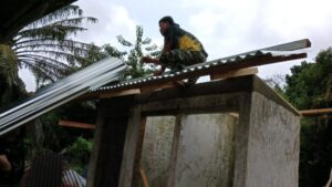 Semangat Gotong Royong, Satgas TMMD dan Warga Bangun MCK di Madrasah Nurul Falah