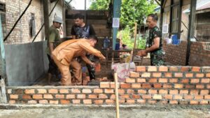 Gotong Royong, Kaur Umum dan Satgas TMMD Wujudkan Rumah Layak Huni