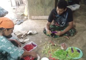 Hangatnya Kebersamaan, Satgas TMMD Ke-123 Bantu Memasak di Rumah Orang Tua Asuh