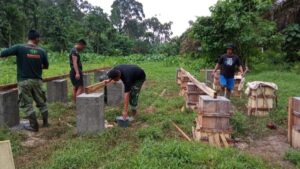 Satgas TMMD Ke-123 Kodim 0416/Bute dan Warga Bangun Kandang Kambing untuk Ketahanan Pangan