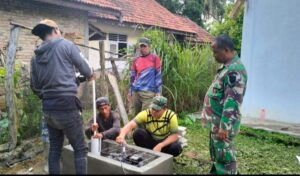 Satgas TMMD Pastikan Distribusi Air Bersih di Desa Teluk Kuali dengan Instalasi Pipa Sumur Bor