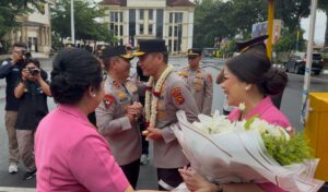 Irjen Pol Krisno H Siregar Tiba di Mapolda Jambi, Disambut Irjen Pol Rusdi Hartono serta Tradisi Pedang Pora