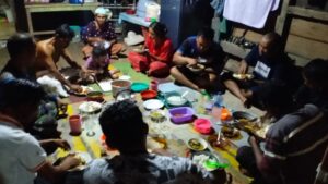Kebersamaan Satgas TMMD ke-123 dengan Warga Desa Malako Intan, Bukber di Rumah Orang Tua Asuh