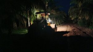 Satgas TMMD ke-123 Kodim 0416/Bute Lembur Malam Demi Rampungkan Peningkatan Badan Jalan di Desa Malako Intan