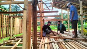 Satgas TMMD ke-123 Kodim 0416/Bute Pasang Lantai Kandang Kambing di Desa Teluk Kuali