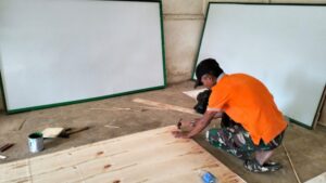 Satgas TMMD ke-123 Kodim 0416/Bute Buat Whiteboard untuk Madrasah di Desa Teluk Kuali